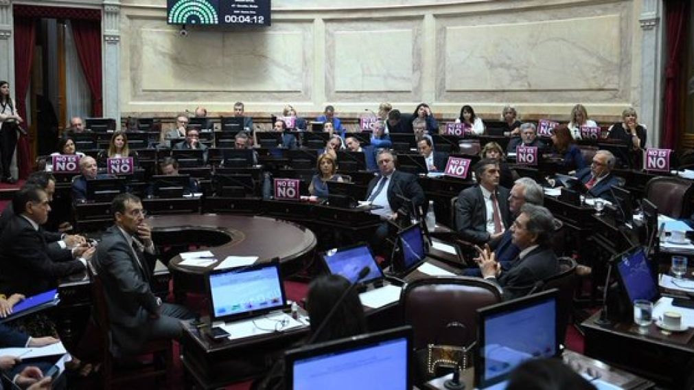 Todos los senadores presentes votaron a favor del proyecto. 