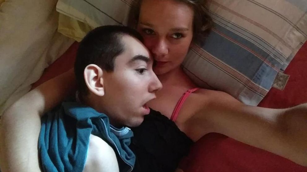 Ayrton junta a Mayra, su hermana.