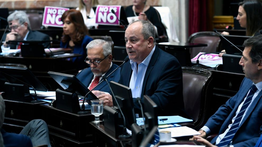 El Senador leyó un escrito en pleno recinto (Gentileza Senado).