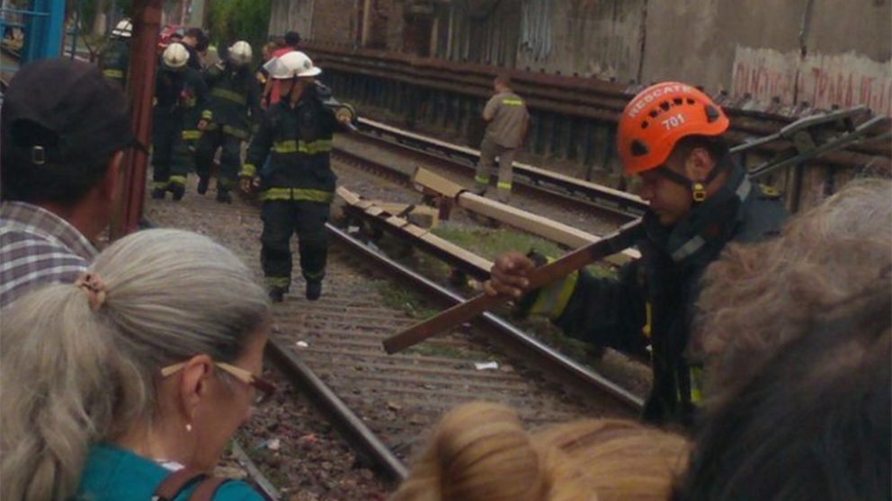 Así trabajaban los bomberos a pocos metros de la estación Flores. (@FernandoPRENSA)