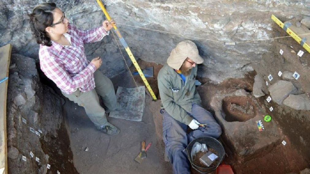 Integrantes del Laboratorio de Paleo-ecología Humana de la Facultad de Ciencias Exactas y Naturales de la Universidad Nacional de Cuyo y del Conicet trabajando en la zona. (UNcuyo)