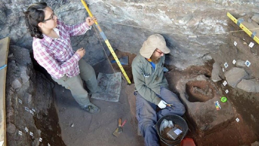 Integrantes del Laboratorio de Paleo-ecología Humana de la Facultad de Ciencias Exactas y Naturales de la Universidad Nacional de Cuyo y del Conicet trabajando en la zona. (UNcuyo)