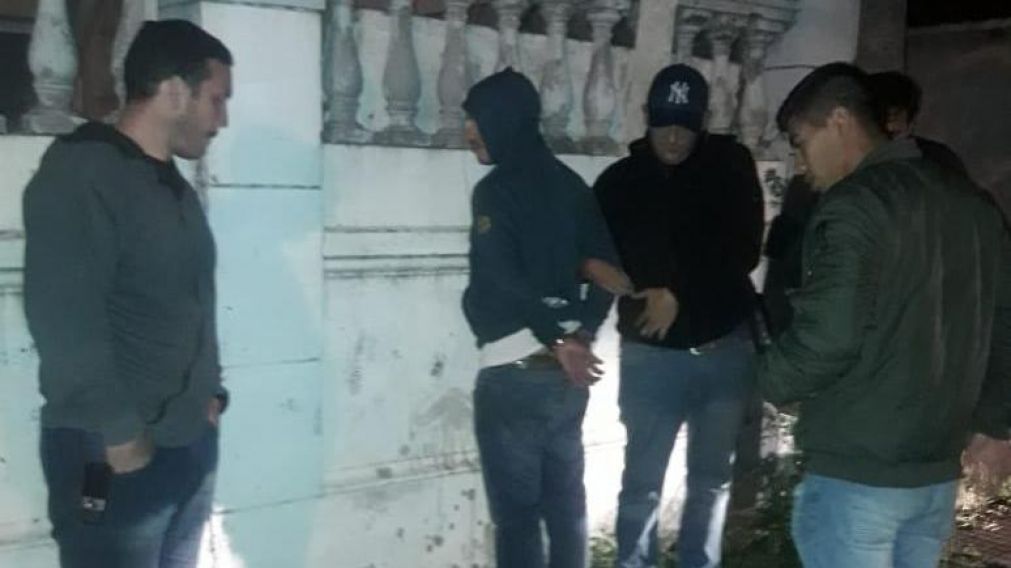 Atrapan a sujeto que iba andando en bici y apuñalando mujeres