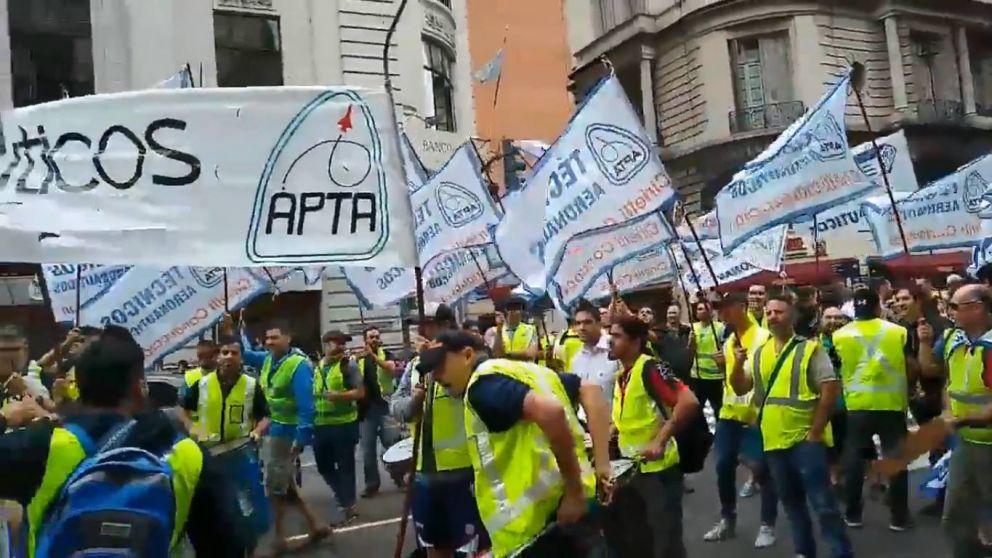 Gremios aeronáuticos se concentraron en la puerta de trabajo.