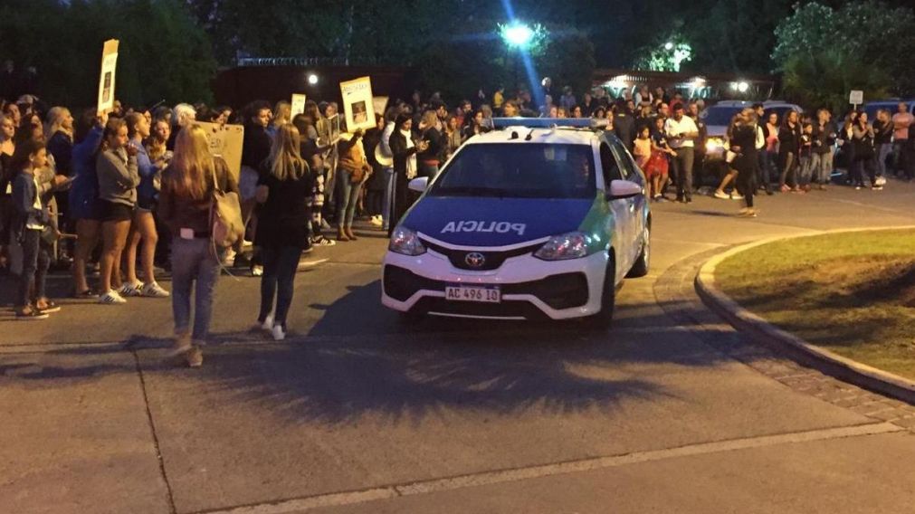 La policía llegó al country, donde los vecinos piden la detención del médico abusador. (Diario Crónica)