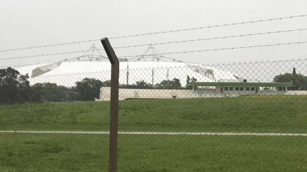 Así quedó el techo del estadio platense (gentileza La Buena Info).