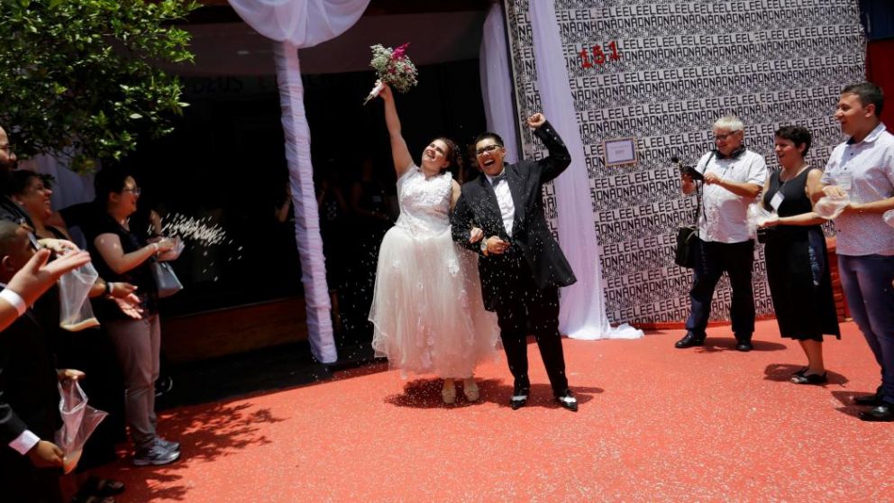 Brasil: boda colectiva gay, antes de la asunción de Bolsonaro