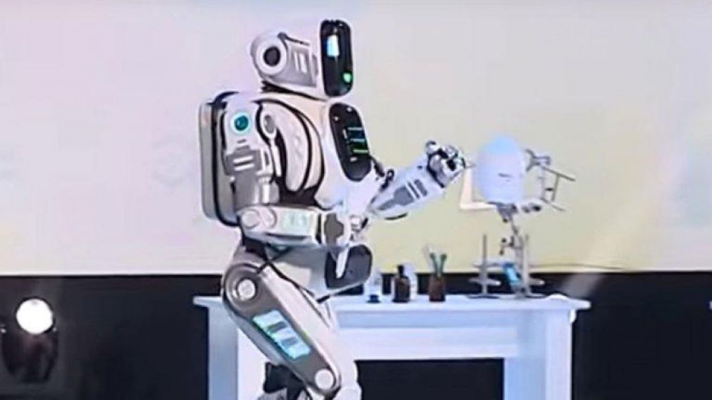 Presentan robot en TV y descubren que era un hombre disfrazado