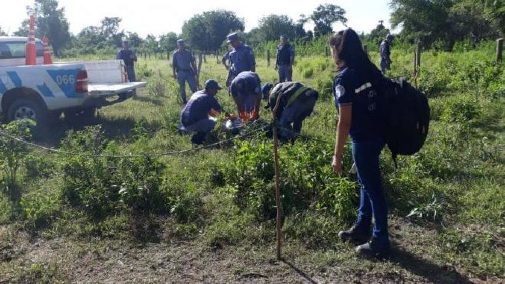 La policía trabajando en la escena del crimen.