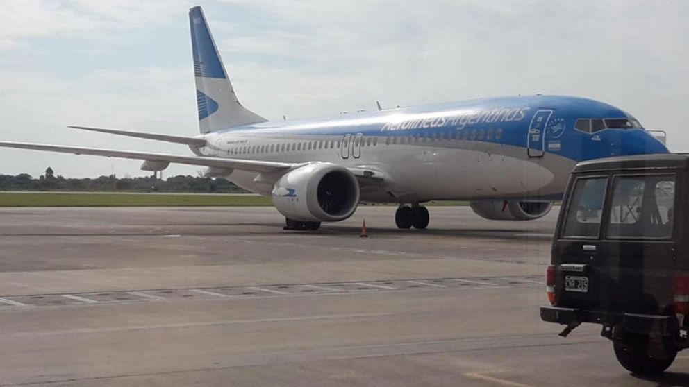 Así se pudo ver al avión en la pista, tras la emergencia. (lagaceta.com.ar)