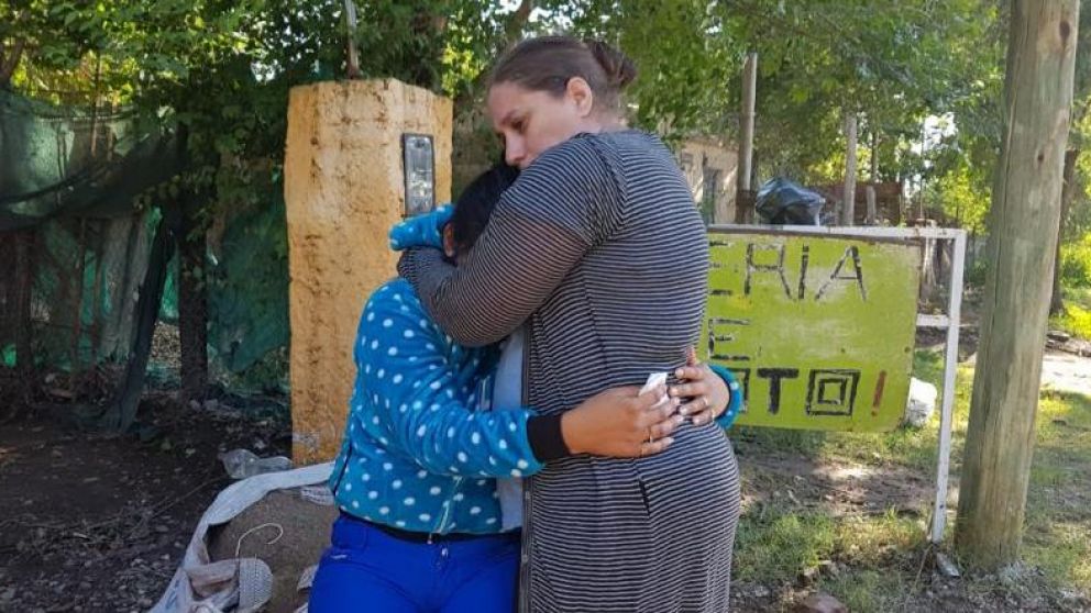 Tras la tragedia. Uno de los hijos de la mujer junto a otro familiar de la joven.