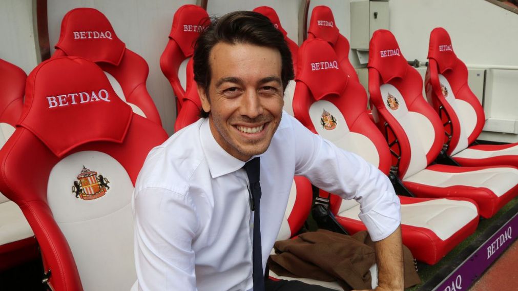 Sartori en el banco del Sunderland de Inglaterra, equipo del que es propetario.