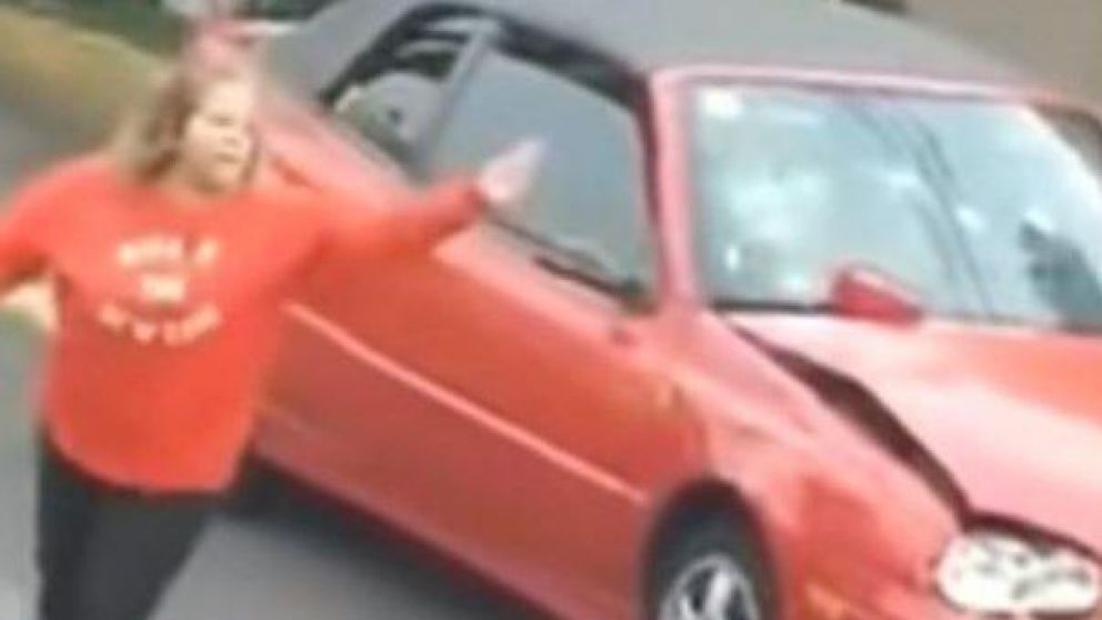 Mujer enfurecida le destrozó el auto a otra conductora