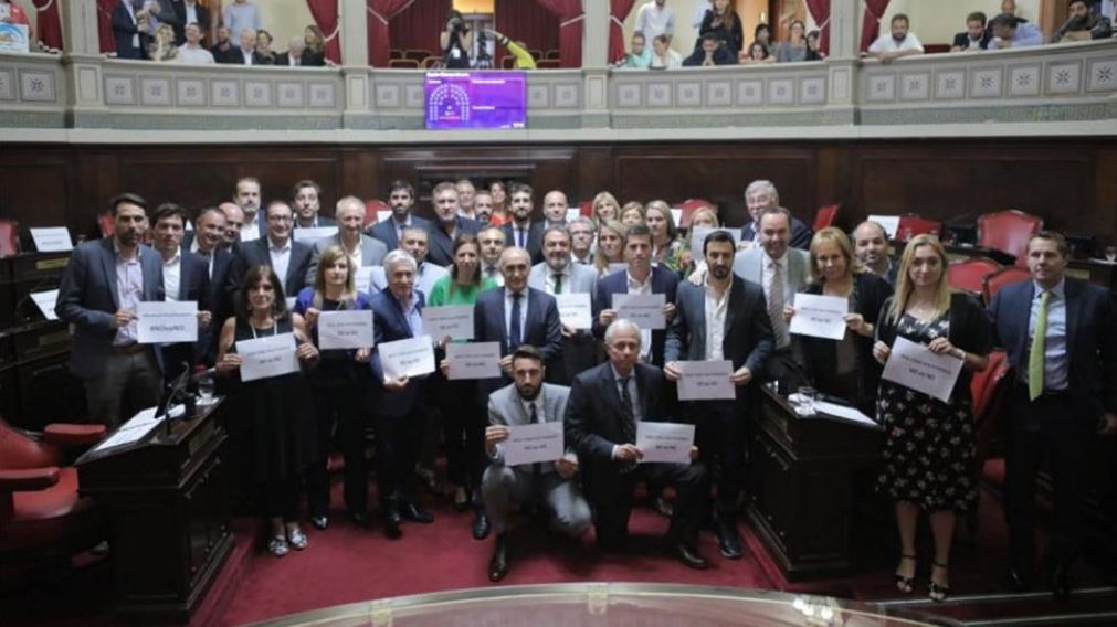 Los legisladores bonaerenses apoyando a la denuncia de la actriz. (@revistalatecla)