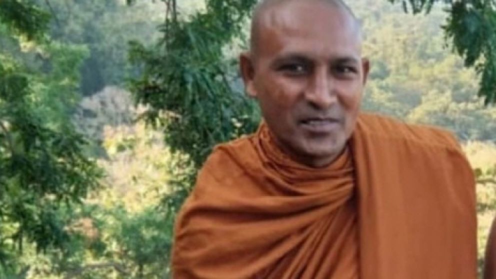 El monje fue atacado por sopresa por el felino mientras meditaba.