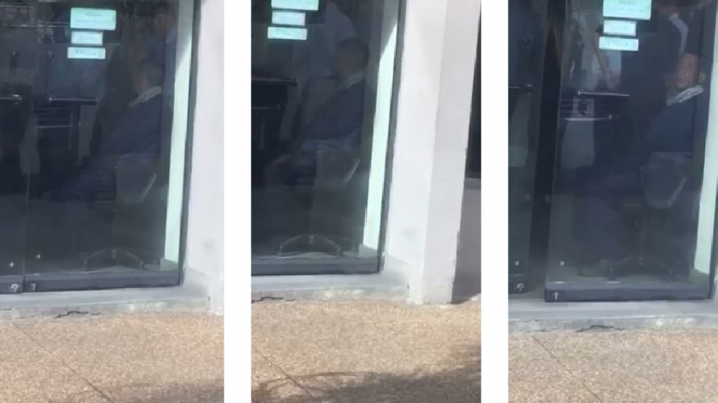El hombre notó que lo filmaban pero igual continuó. (Captura).