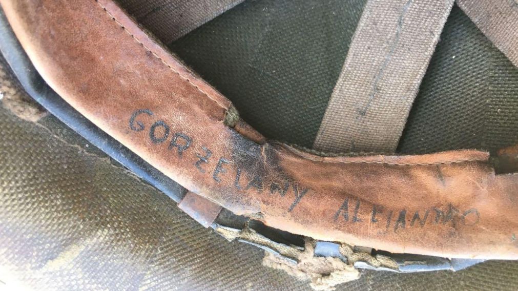 El sable "recuperado" que Alejandro Gorzelany usó en Malvinas.