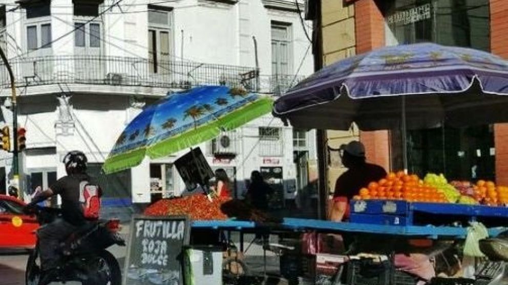 Descubrieron la "falsa" frutería de una manera insólita.