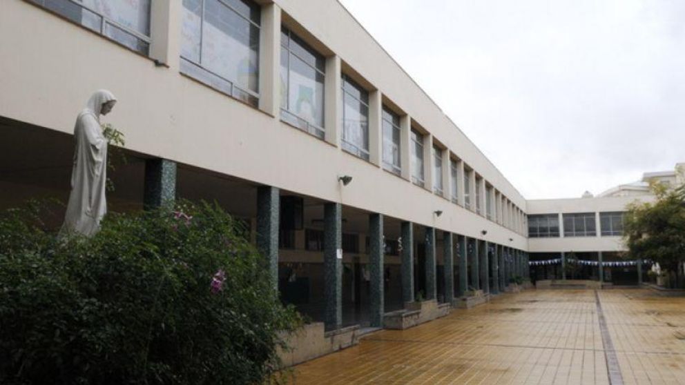 Relató en Twitter cómo su compañero la abusó en el baño del colegio