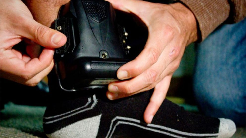 Tobillera. Es sumergible y su batería dura 18 meses.