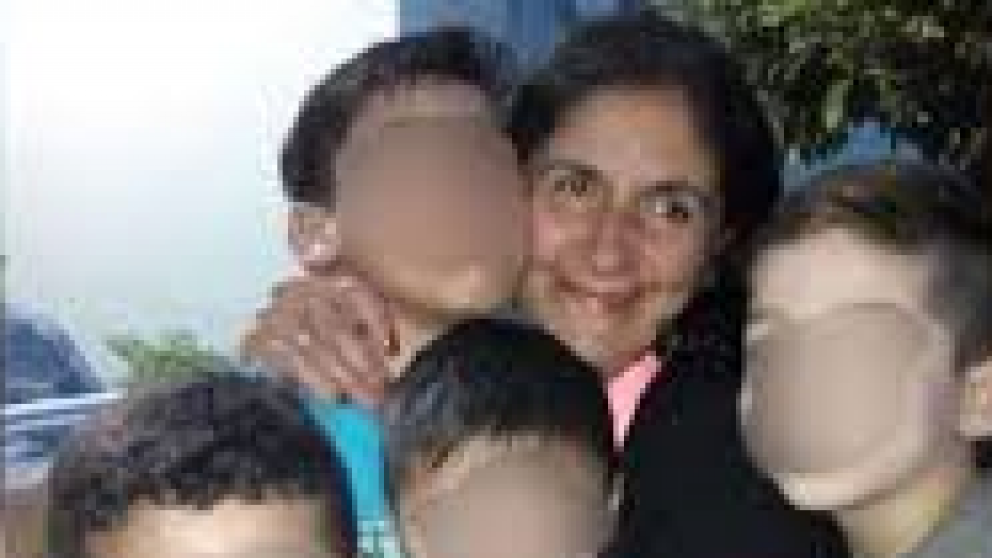 La mujer fue ultimada por su pareja en la puerta de su casa.