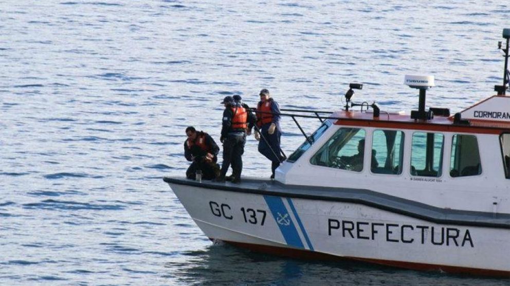 Prefectura logró rescatar al adolescente de las aguas heladas (DeBariloche)