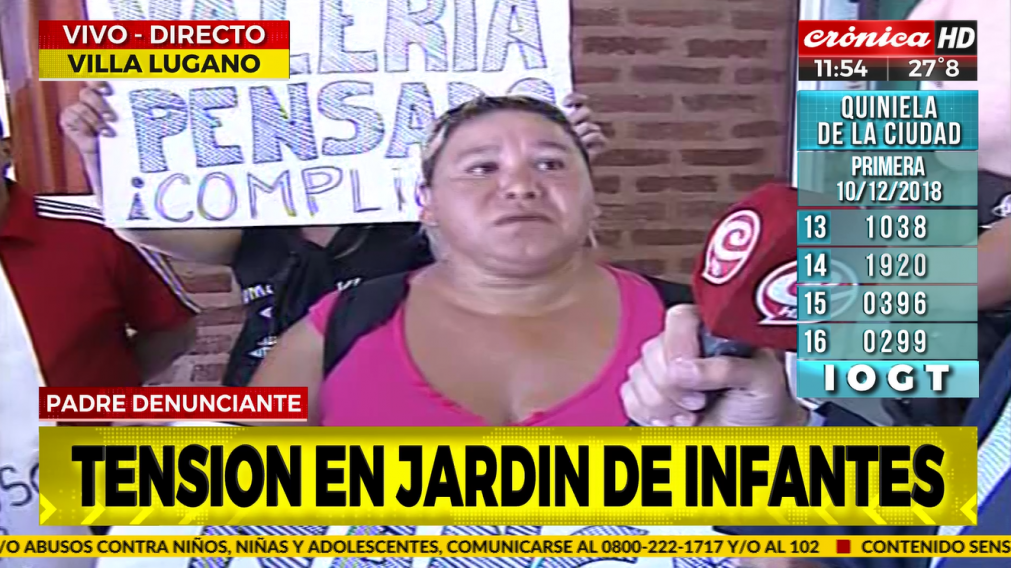 Los padres cortaron la autopista para que destituyan a los responsables. (Captura).