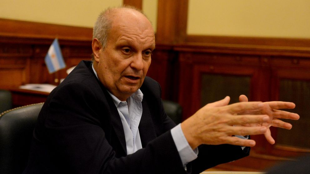 "No podemos dejar inermes por un problema cultural a la fuerza de seguridad", dijo Lombardi (Crónica).