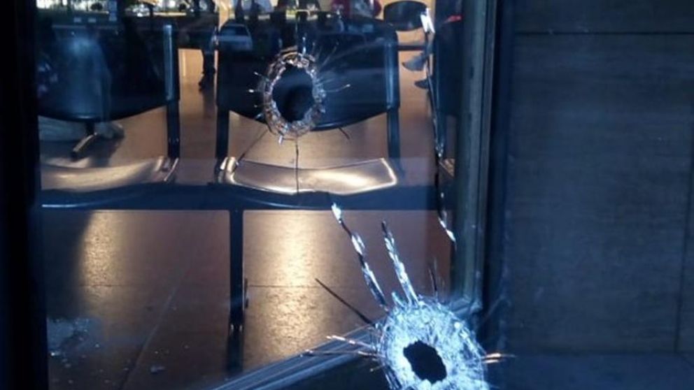 Los impacto de bala en las puertas de los Tribunales rosarinos.