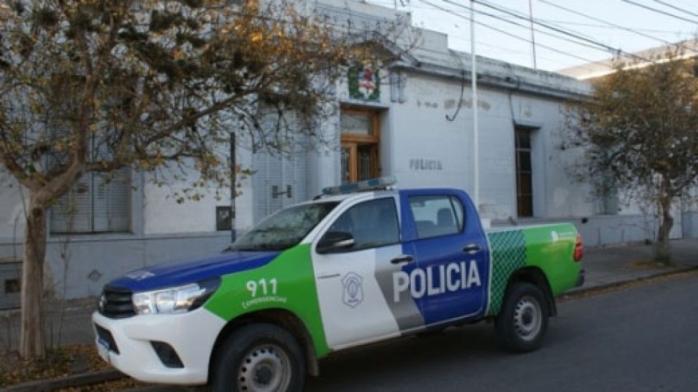 Pesquisas policiales de la comisaría de Lobos investigan el violento suceso.