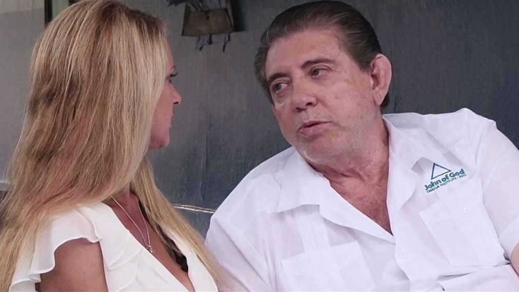 Joao de Deus dialogando con una mujer.