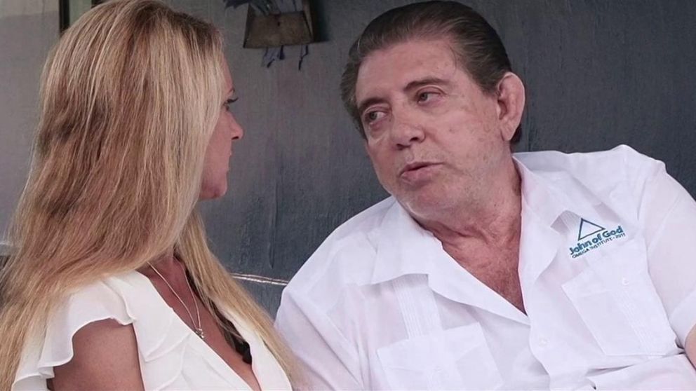 Joao de Deus dialogando con una mujer.
