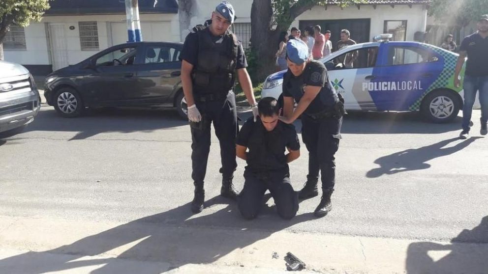 Así esperaba ser trasladado el agente capturado por ladrón. (eldia.com.ar)
