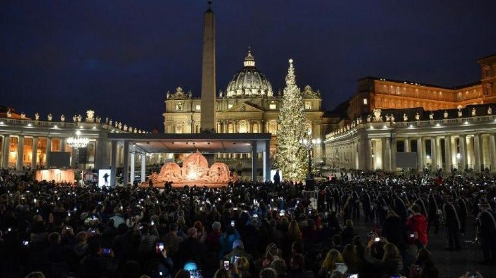 Miles de personas asistieron a la inauguración del pesebre de arena.