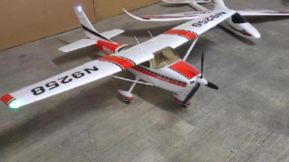 Gallina pilotea un avión y se tira en paracaídas