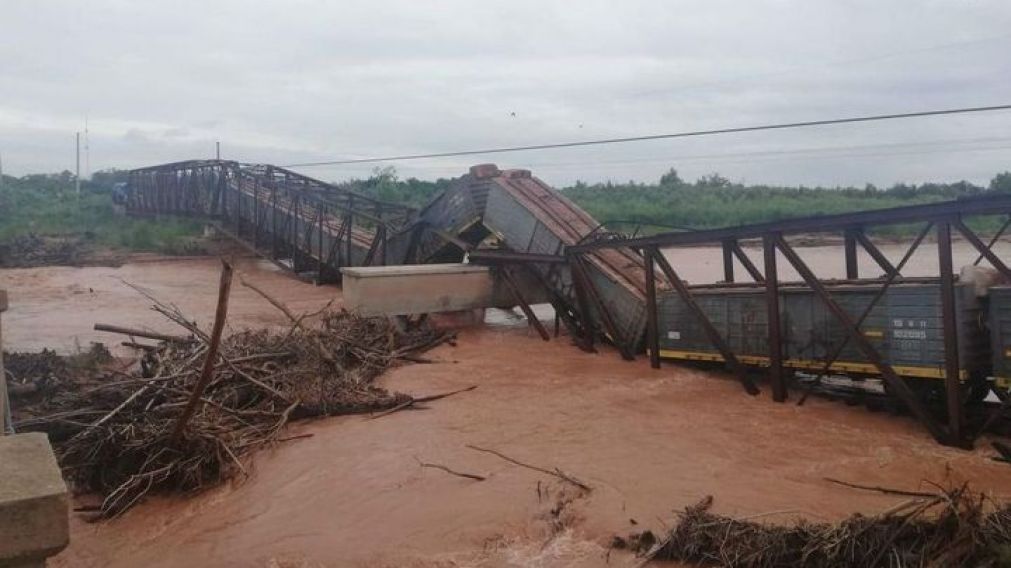 De locos. La estructura cedió en pleno avance del tren.