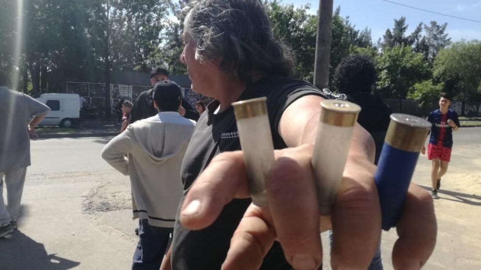 Un obrero muestra lo que dejaron los disturbios.