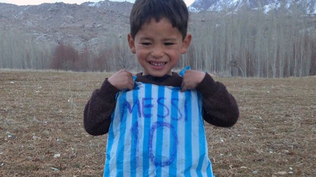 El nene jugaba con la camiseta hecha con una bolsa.