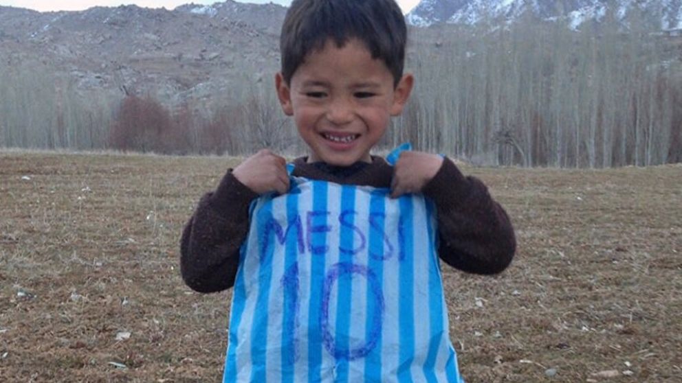 El nene jugaba con la camiseta hecha con una bolsa.