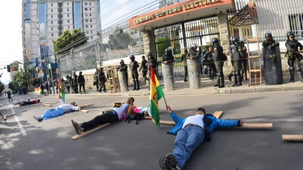 Manifestantes se crucificaron frente al tribunal electoral. 