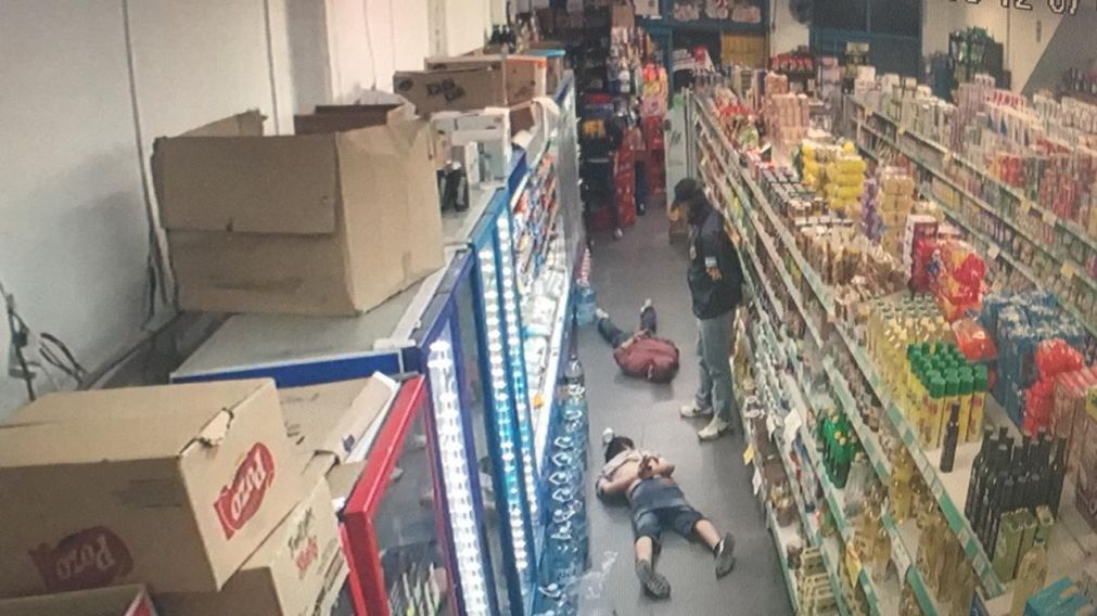 Así detuvieron a dos de los delincuentes que se hicieron pasar por agentes.