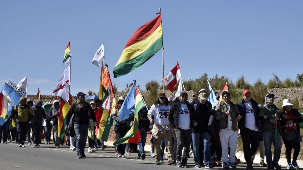 Tres manifestaciones de repudio confluyeron en la Paz (AFP).