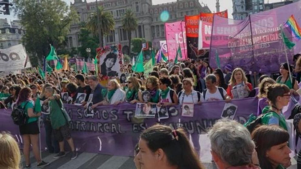 Un multitud marchó contra "la justicia patriarcal".