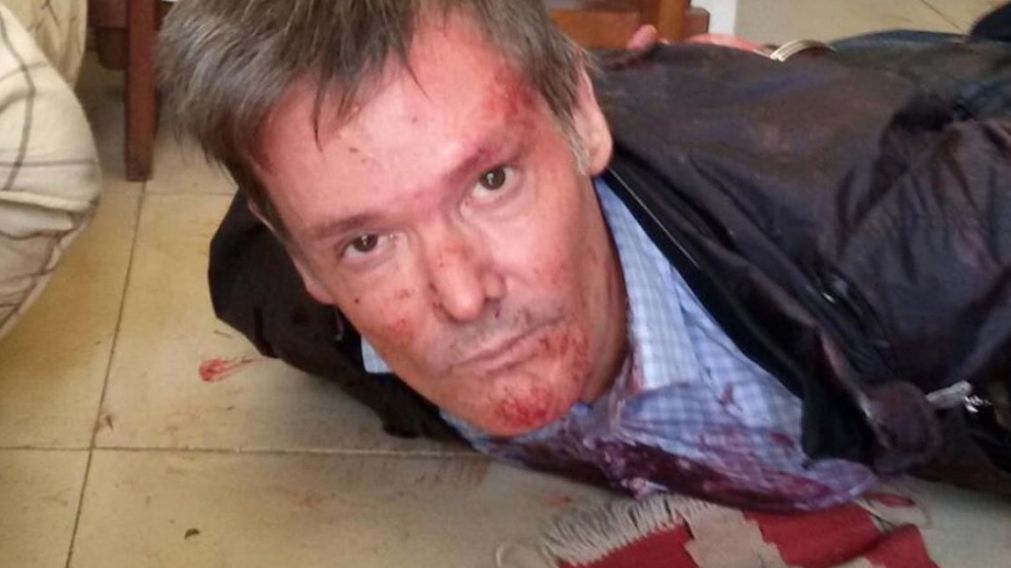 Farré fue fotografiado instantes después de asesinar a su ex esposa de 66 puñaladas.