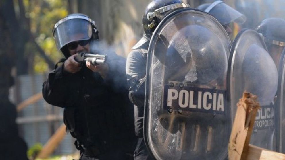 Polémica por la modificación del reglamento para el uso de armas de fuego por parte de la policía (imagen ilustrativa).