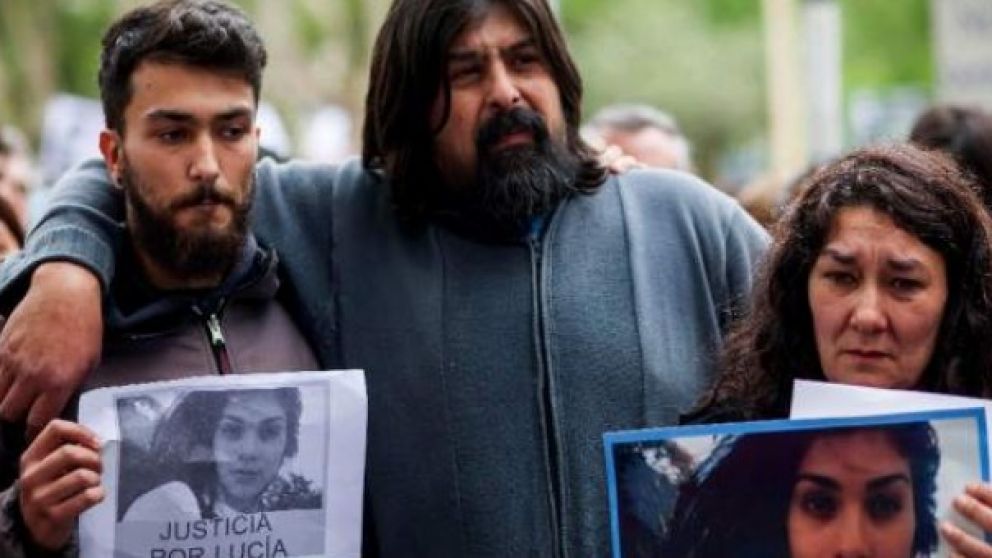 El hermano, padre y madre de Lucía en una de las tantas marchas pidiendo justicia.