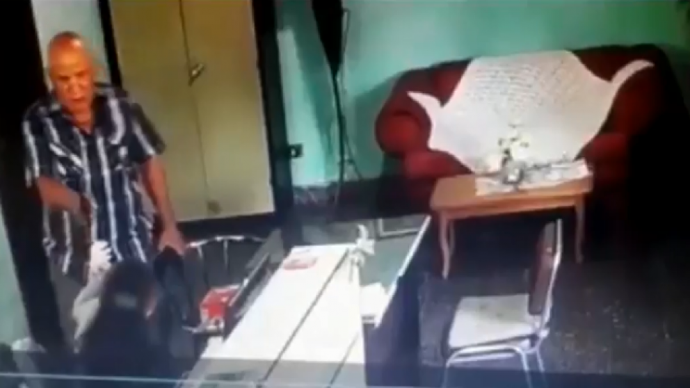 El hombre ejecutó a la mujer y abandonó el lugar como si nada.