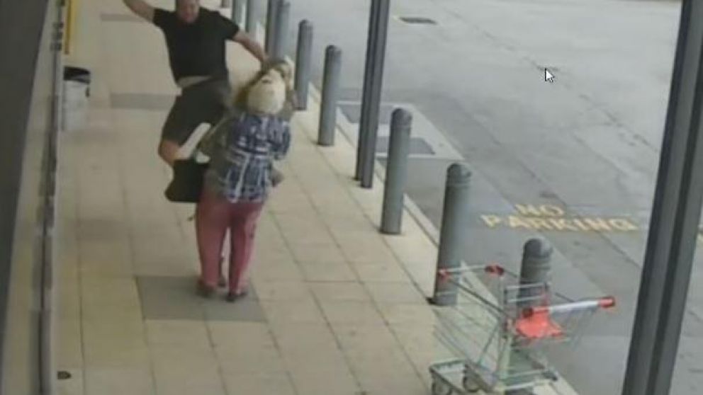 La cabeza de la nieta y la abuela chocaron provocando más daño. (Captura).