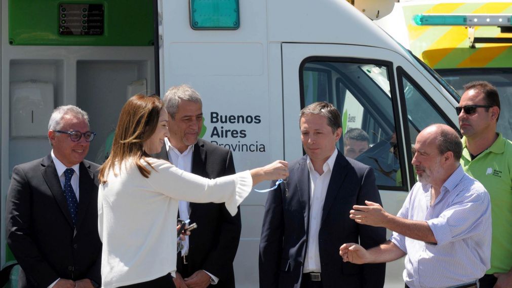La gobernadora entregó 28 ambulancias.