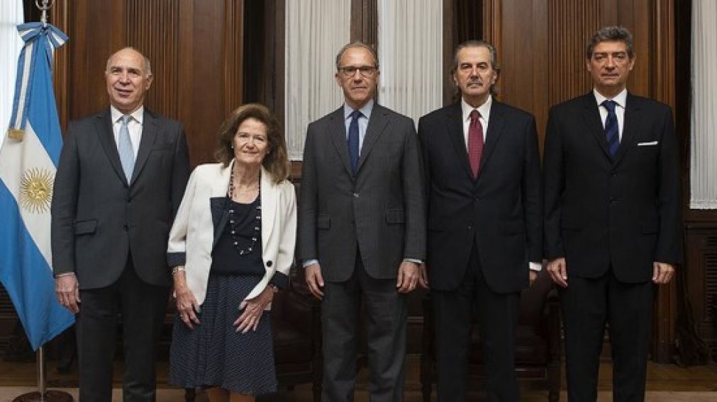 Sólo Rosenkrantz (en el medio) se opuso a la nueva medida.